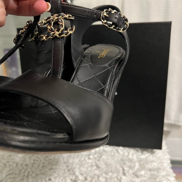 Chanel sandals, authentic lamb skin sandals in black and iconic antique gold - Picture 4 of 15